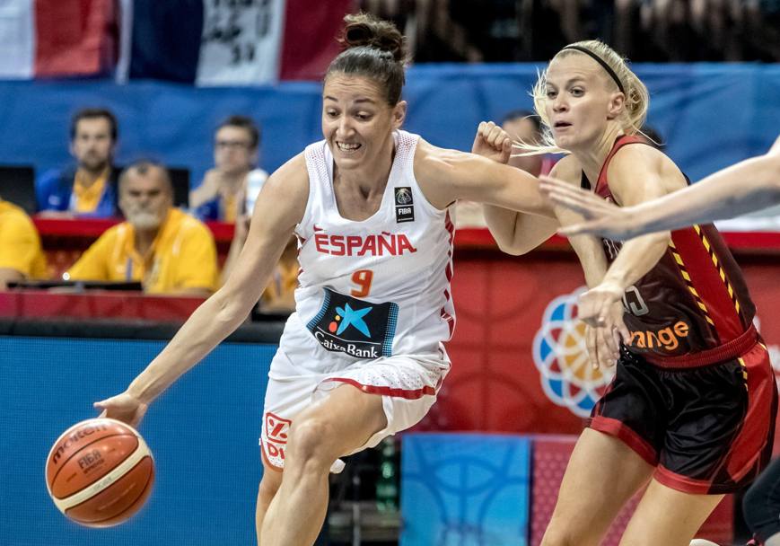 Praga, campionati europei di basket femminile: un momento di gioco della partita tra Belgio e Spagna (Epa)